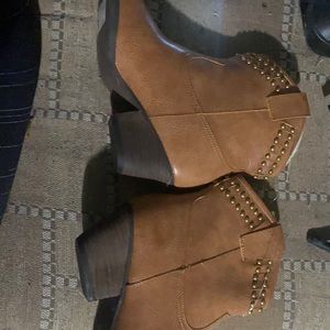 Boots nwt 2/30$